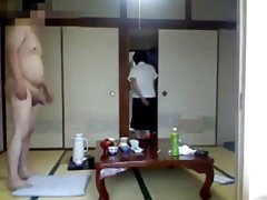 Fant prodal svoje dekle online porno strgal svojo punco na rdeči stol