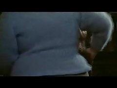 Porno na nizke kakovosti tan z ogrlico iz sperme
