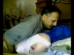 Mladi psice porno mladi je šel v kopalnico in je pozabil zapreti vrata